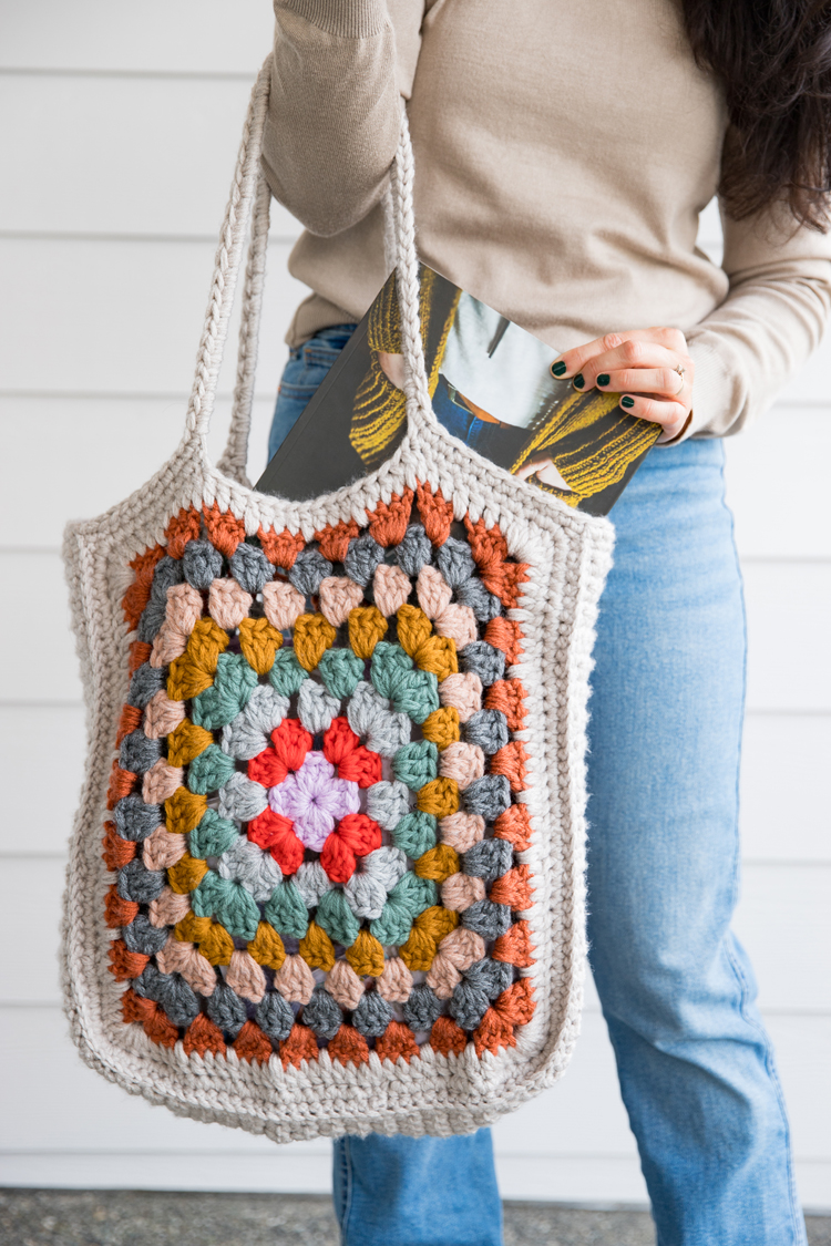 Granny Square Tote - free crochet pattern and video tutorial // www.deliacreates.com