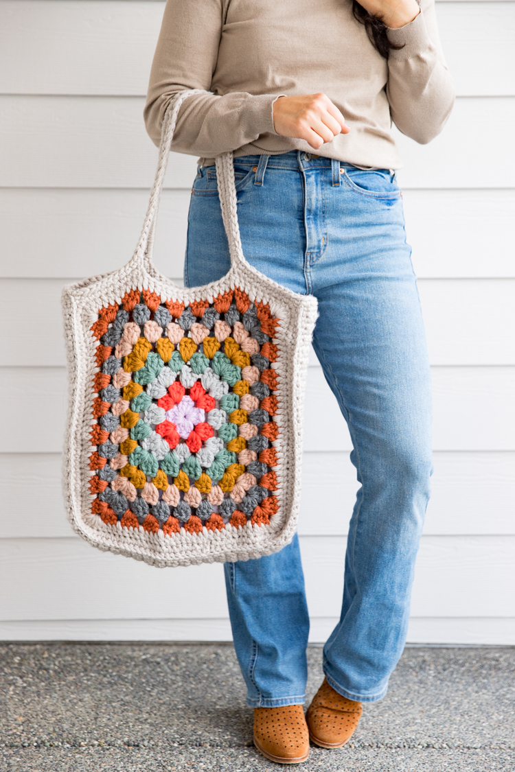 Granny Square Tote - free crochet pattern and video tutorial // www.deliacreates.com