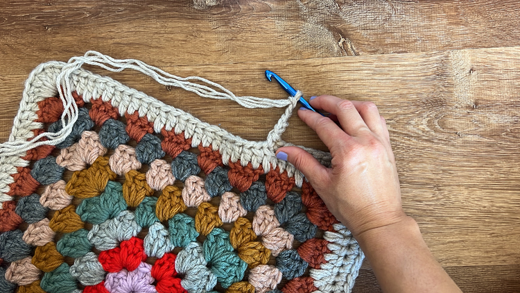 Granny Square Tote - free crochet pattern and video tutorial // www.deliacreates.com