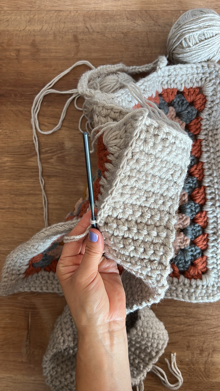 Granny Square Tote - free crochet pattern and video tutorial // www.deliacreates.com