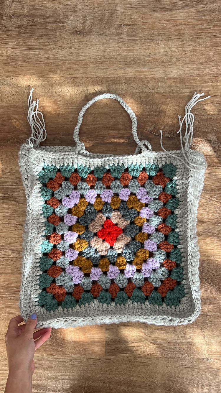 Granny Square Tote - free crochet pattern and video tutorial // www.deliacreates.com